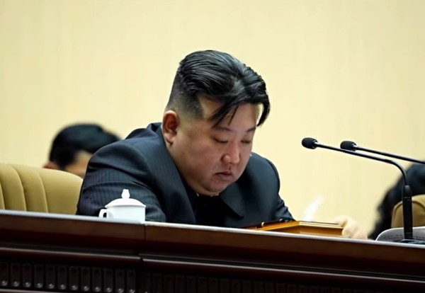 김정은이 11년 만에 개최된 제5차 전국어머니대회에서 눈물을 떨구고 있다. 사진=조선중앙TV