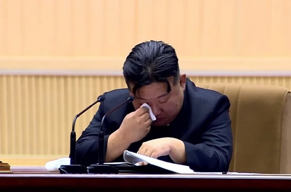 김정은이 손수건으로 눈물을 훔치고 있다. 사진=조선중앙TV