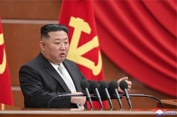 북한은 이르면 오늘부터 전원회의에 돌입한다. 사진은 지난해 12월 30일 전원회의에서 발언하는 김정은. 사진=시사주간 DB