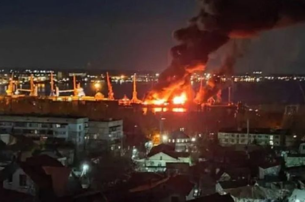 우크라이나군의 공습으로 크림반도의 러시아 해군 함정이 파손됐다고 러시아 국방부가 26일 밝혔다. 국방부는 "상륙함 노보체르카스크호가 페오도시아 기지에서 항공기 발사 유도미사일에 명중됐다. 러시아군은 대공포로 우크라이나 전투기 2대를 파괴했다"고 말했다. 사진은 우크라이나의 공습으로 화재가 발생한 크림반도 페오됫아 기지 모습. 사진=야후 참조