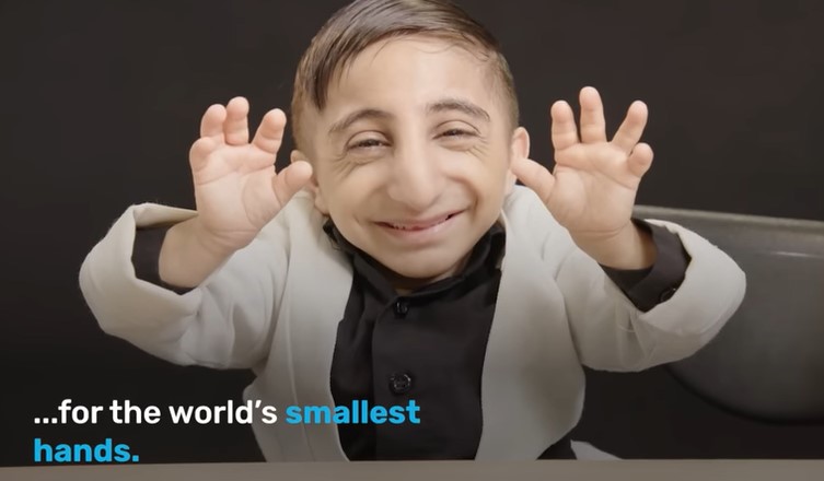 2023 인체 기네스에 소개된 세계에서 가장 '작은 손'을 가진 남성. 사진=기네스 월드 레코드