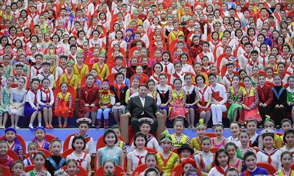 김정은 북한 국무위원장이 1일 만경대학생소년궁전에서 진행된 '2024년 설맞이 공연'을 관람했다. 사진=웨이보
