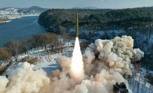 북한은 신형 고체연료를 사용한 극초음속 중장거리 탄도미사일 시험발사에 성공했다고 15일 주장했다. 사진=X(트위터)