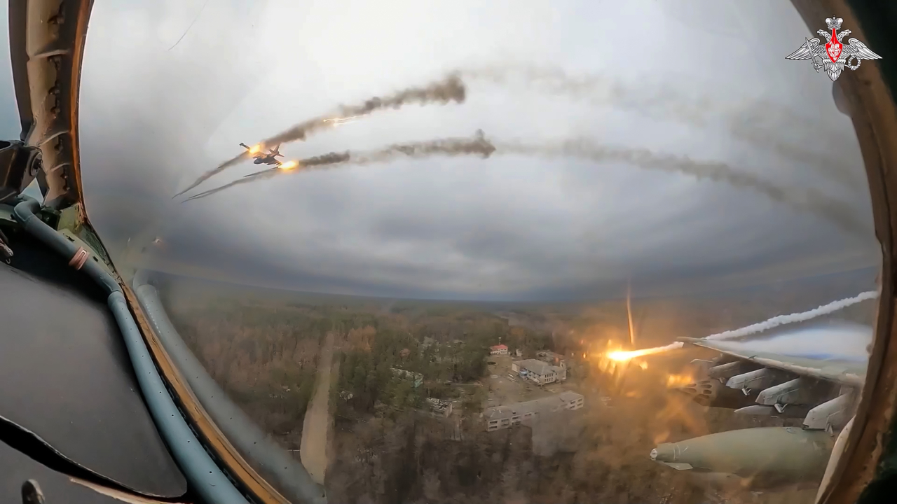 지난달 22일(현지시각) 러시아 국방부가 공개한 영상 사진에 러시아 공군의 Su-25 지상 공격기가 우크라이나 상공에서 로켓을 발사하는 모습이 또 다른 항공기의 조종석에서 관측되고 있다. 도네츠크=AP