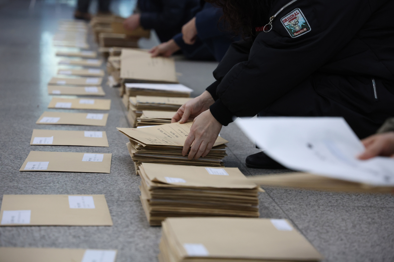 홍콩 ELS 피해자들이 지난달 30일 오전 서울 여의도 국회에서 국회의원에게 전달할 ELS 피해자들의 탄원서를 정리하고 있다. 사진=뉴시스