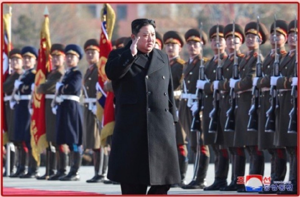 김정은 북한 국무위원장이 건군절인 8일 국방성을 방문해 의장대 사열을 받고 있다. 사진=웨이보