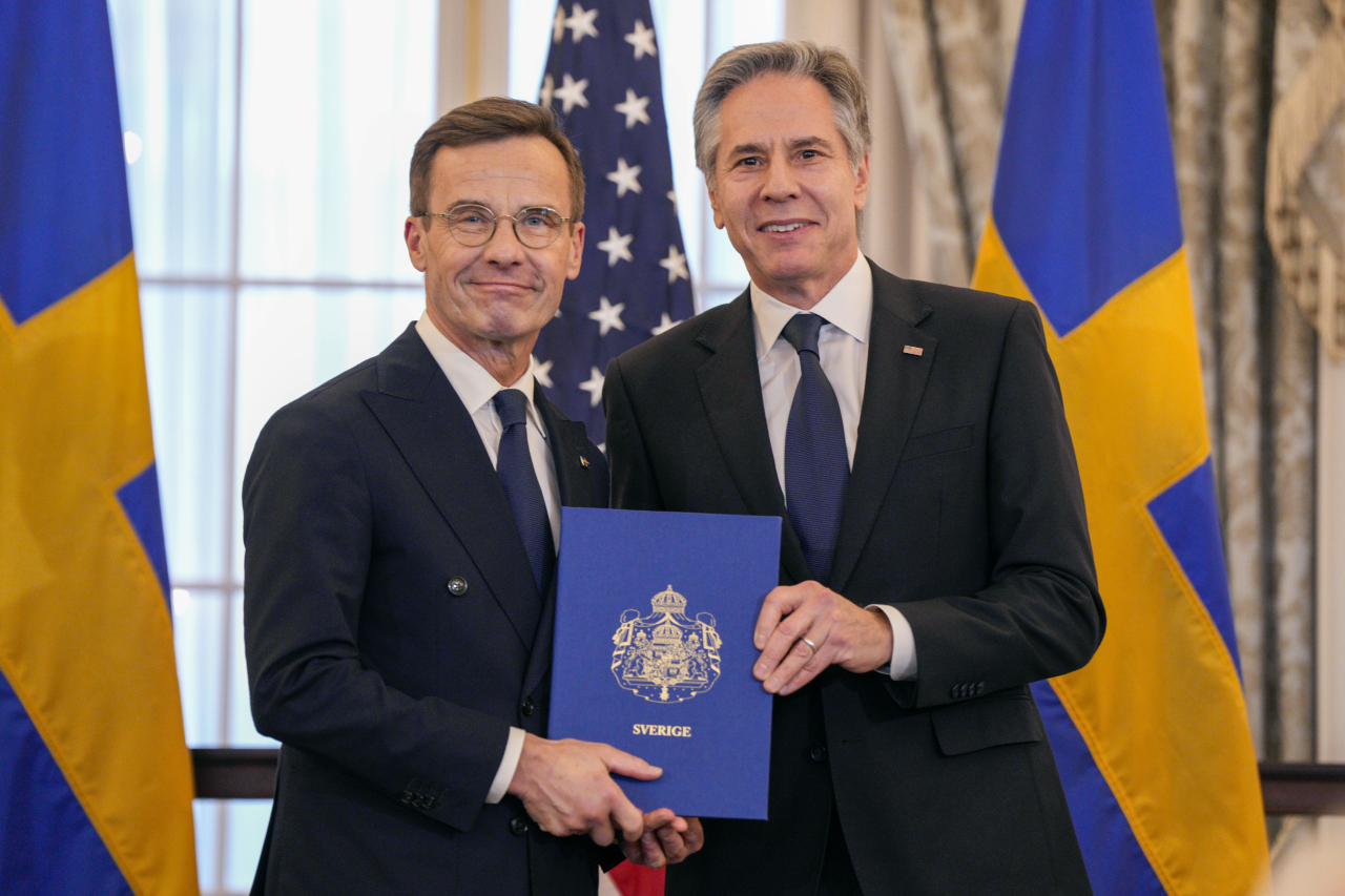 울프 크리스테르손 스웨덴 총리(왼쪽)가 7일(현지시간) 미국 워싱턴DC 국무부 청사에서 토니 블링컨 미 국무장관에게 나토 공식 가입문서를 전달하고 있다. 스웨덴은 가입문서 제출로 32번째 나토 회원국으로 공식 합류했다. 워싱턴=AP