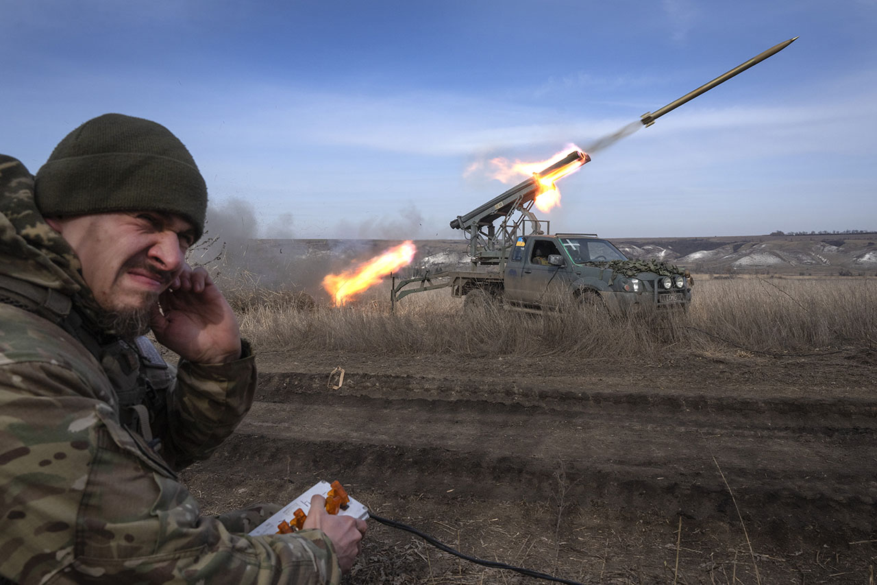 지난 5일(현지시각) 우크라이나 도네츠크주 바흐무트 인근 최전방에서 우크라이나 제56 차량화보병 마리우폴 여단 소속 장교가 픽업 차량에 장착된 다연장 로켓 발사 지휘를 하고 있다. 바흐무트=AP