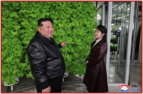김정은 위원장과 딸 주애가 강동종합온실을 살펴보고 있다. 사진=웨이보