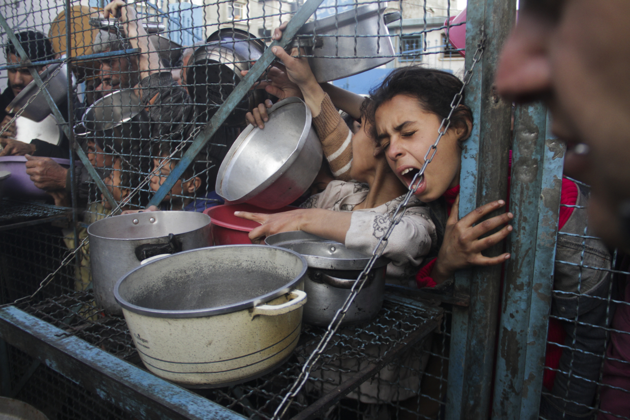 3월18일 가자지구 자발리아 난민촌에서 굶주린 팔레스타인 어린이들이 무료 급식을 받기 위해 몰려들고 있다. 가자지구=AP