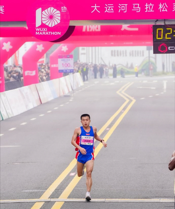 북한 마라톤 한일룡 선수가 지난 24일 중국 우시마라톤에서 2시간09분