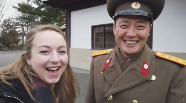 북한 군인과 판문점에서 활짝 웃고 있는 영국인 조이. 사진=FNN